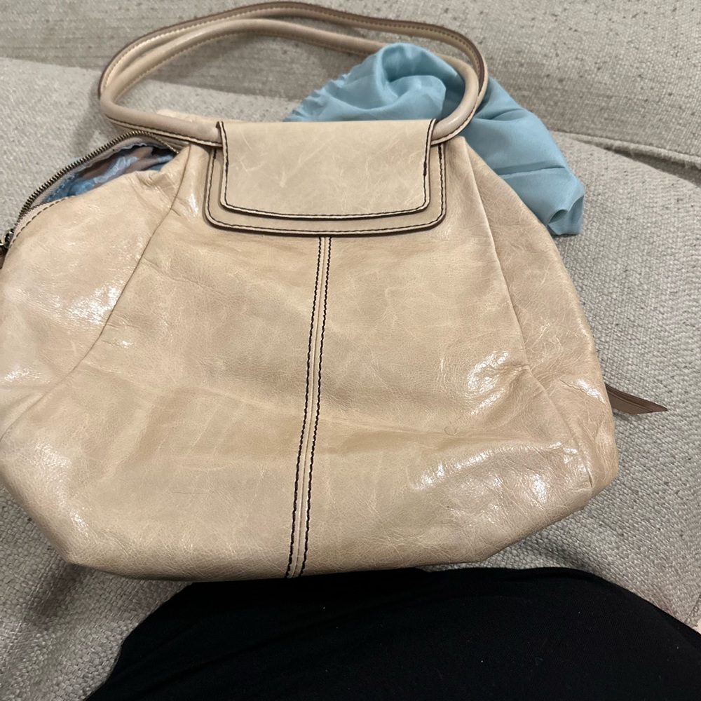 Only used once and comes with the duster bag for safe storage!